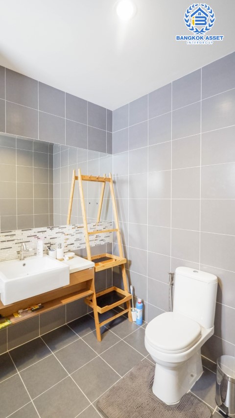 *****บ้านเดี่ยวมือสองย่านนนทบุรี ม.ธารา ราชพฤกษ์-ปิ่นเกล้า เนื้อที่กว้างขวางมากถึง 56.20 ตร.ว. ฟังก์ชัน 3 ห้องนอน 3 ห้องน้ำ ที่จอดรถ 2 คัน สภาพสวย พร้อมเข้าอยู่ บนทำเลแห่งการเดินทาง ใกล้รถไฟฟ้าสายสีแดงอ่อน "สถานีบางซื่อ-ตลิ่งชัน" และทางด่วน "ศรีรัช-วงแหวนรอบนอก"